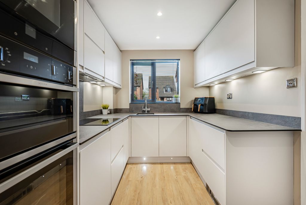 Property photo 3 of 31 Kitchen