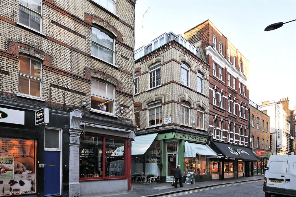 Property photo 2 of 4 Greens Court