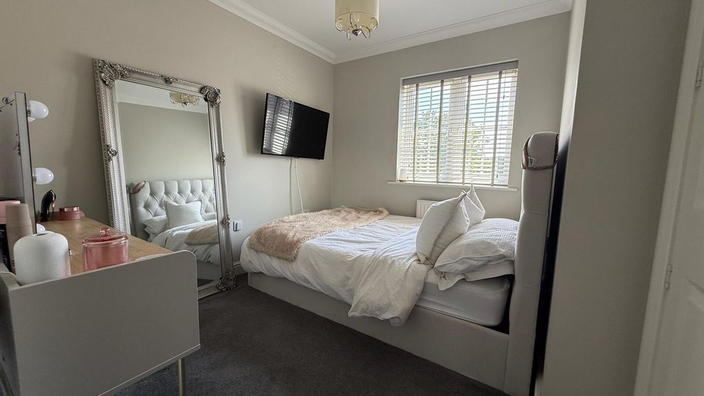 Property photo 2 of 10 Bedroom