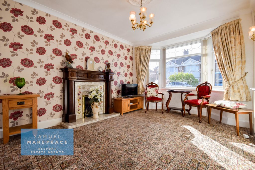 Property photo 2 of 13 Burton Crescent (22)