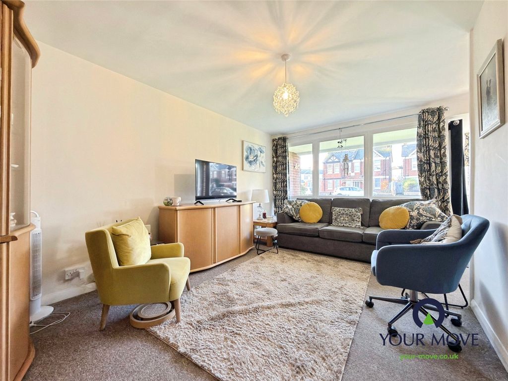 Property photo 3 of 11 Lounge