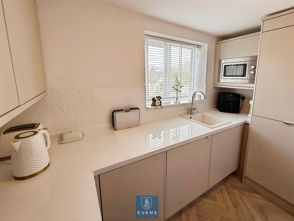 Property photo 3 of 11 Kitchen