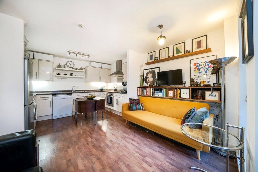 Property photo 1 of 10 Living Room/Kitchen