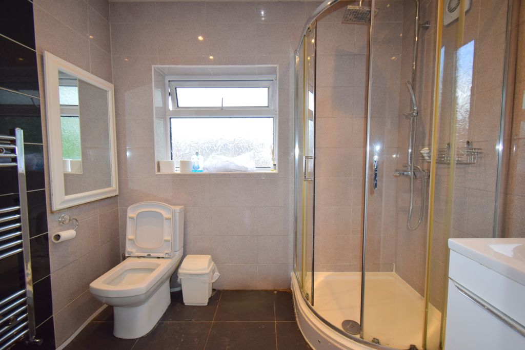 Property photo 2 of 12 Bathroom 1