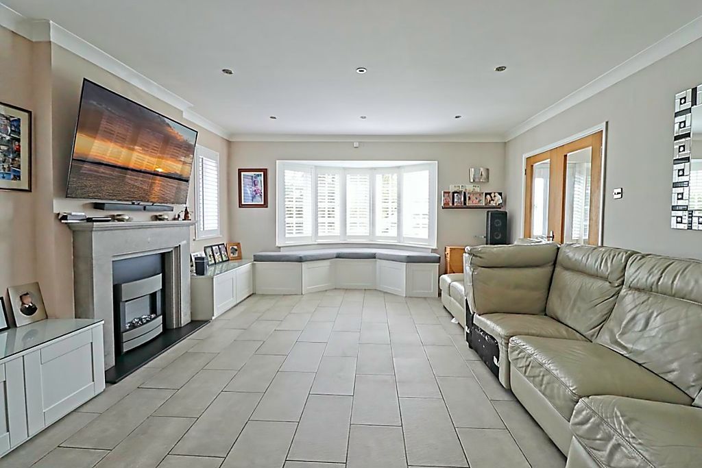 Property photo 3 of 18 Living Room