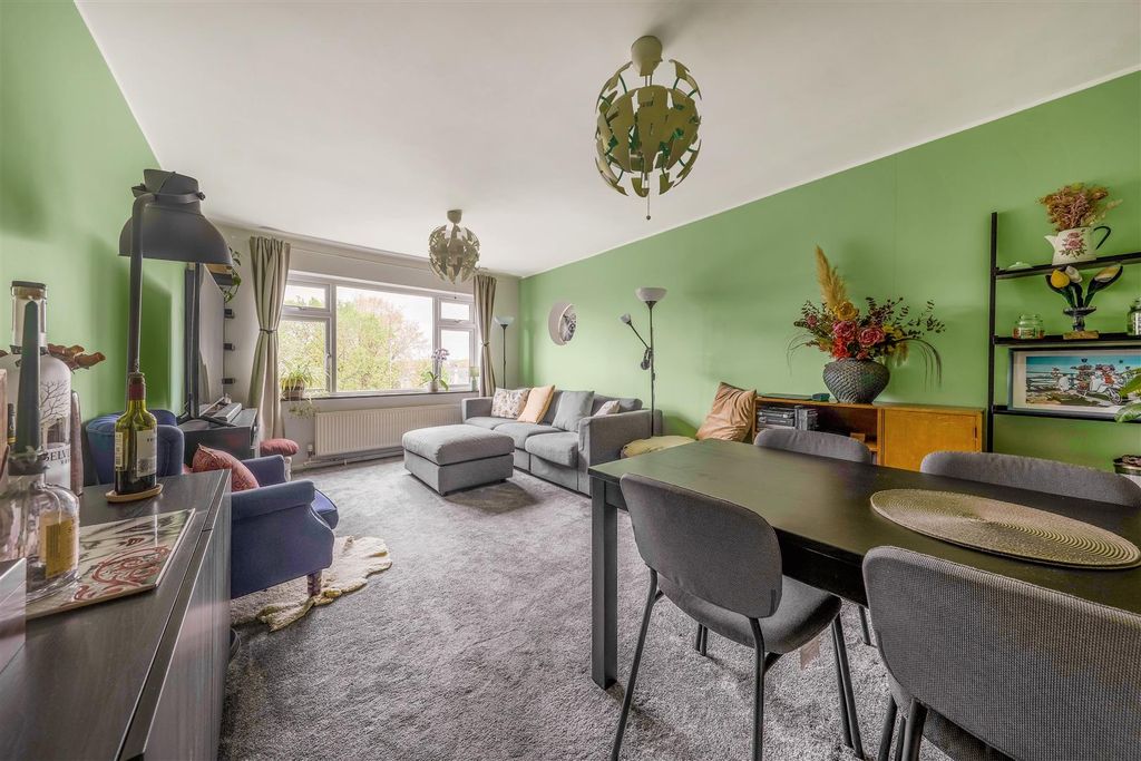 Property photo 2 of 18 20 Devonshire Court-5.Jpg