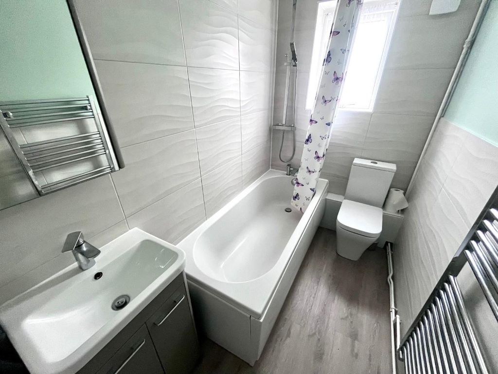 Property photo 3 of 8 Bathroom.Jpg