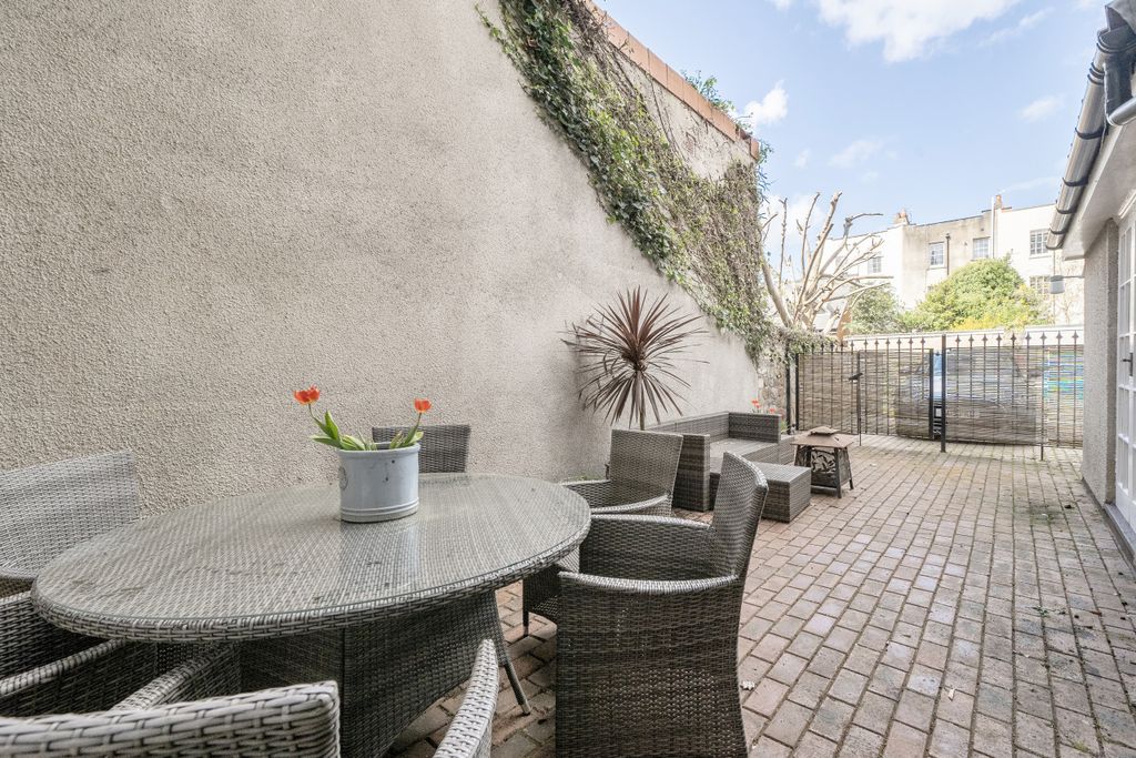 Property photo 2 of 19 Private Garden