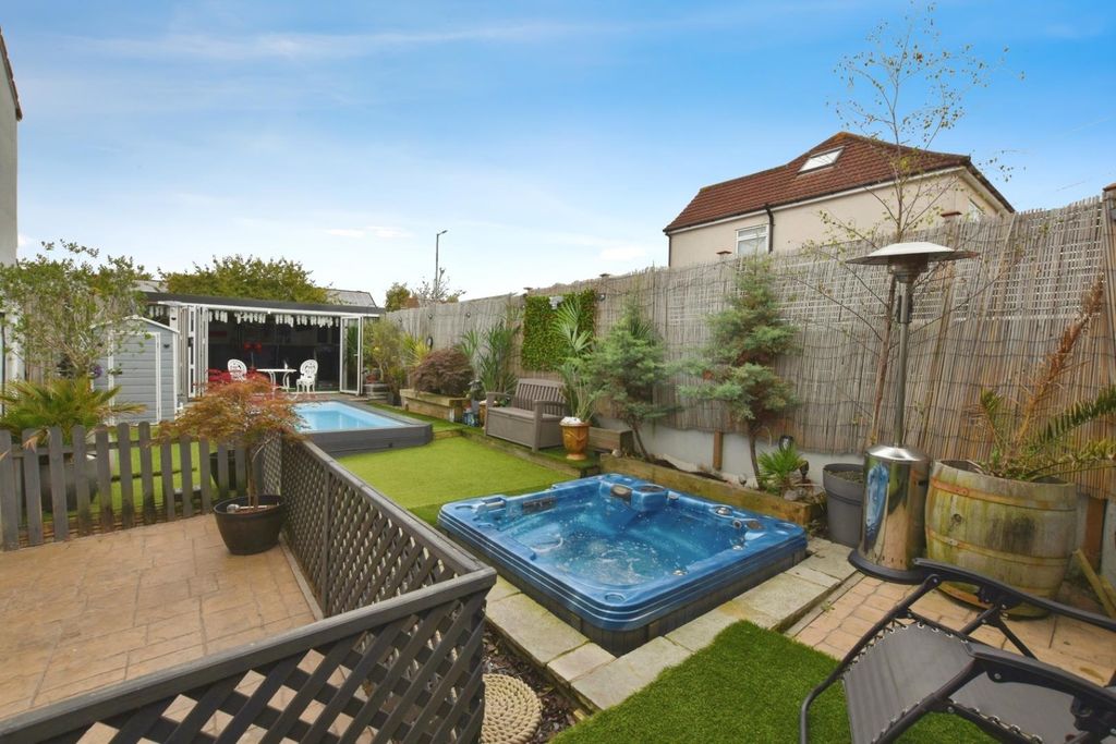 Property photo 3 of 27