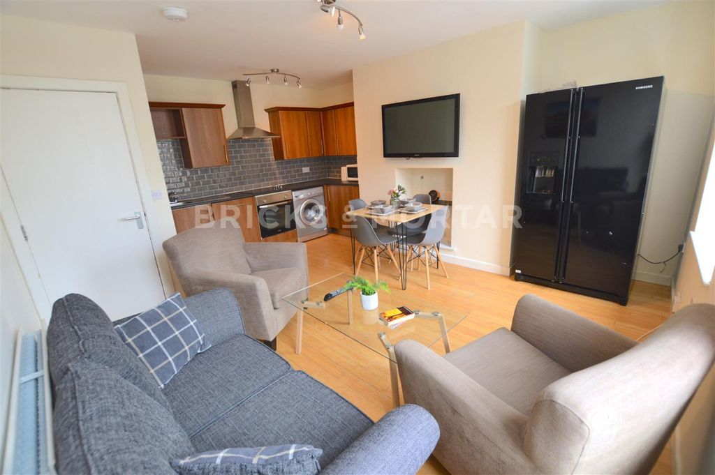 Property photo 1 of 8 Flat 2, 24 Portland Terrace Lounge (2).Jpg