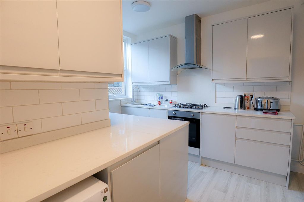 Property photo 3 of 19 Kitchen