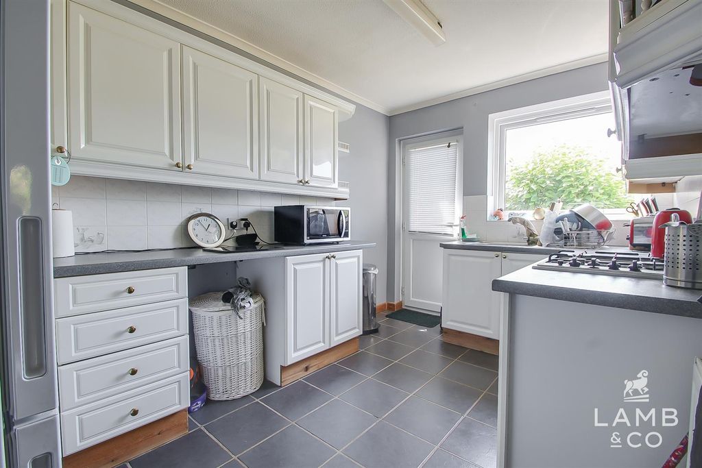 Property photo 3 of 11 Kitchen