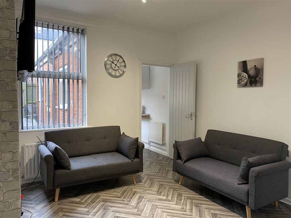 Property photo 1 of 10 Lounge