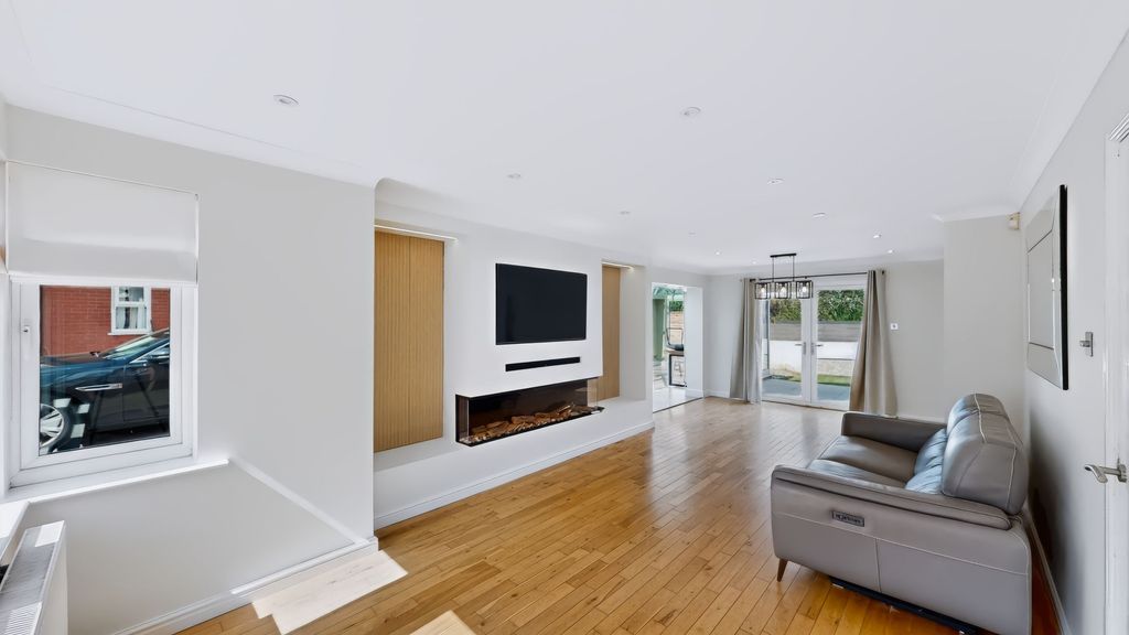 Property photo 2 of 28 Lounge 1