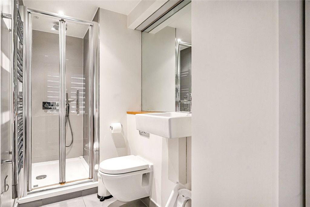 Property photo 3 of 22 En Suite Bathroom