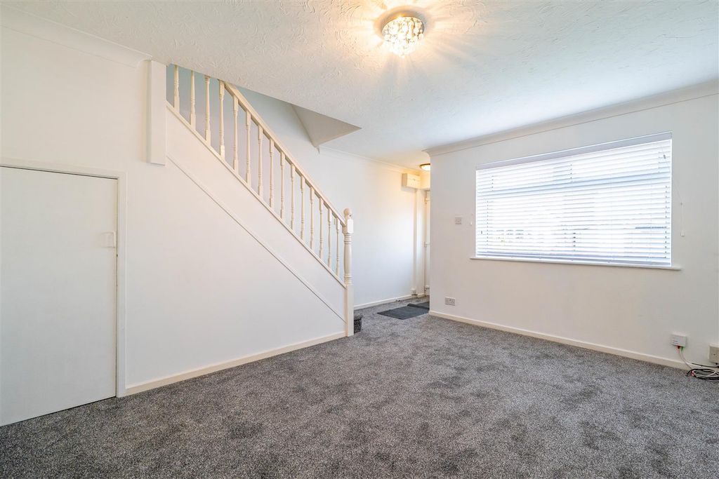 Property photo 2 of 18 Lounge