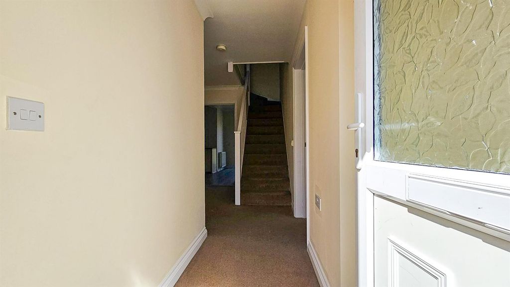 Property photo 3 of 26 Entrance Hall