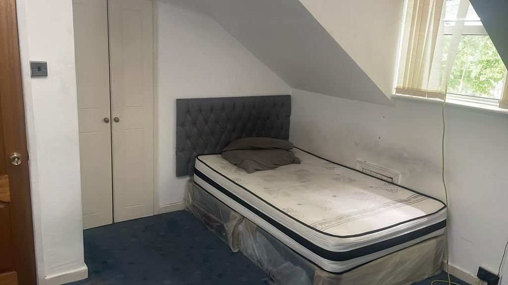 Property photo 1 of 7 Room With En-Suite, Topmost Floor