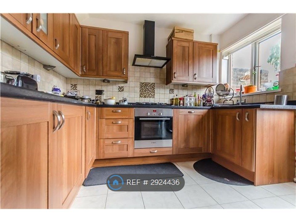 Property photo 3 of 17 Kitchen