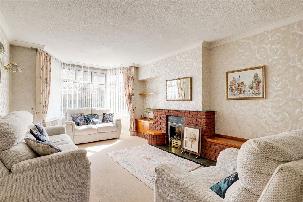 Property photo 2 of 19 11707.Jpg