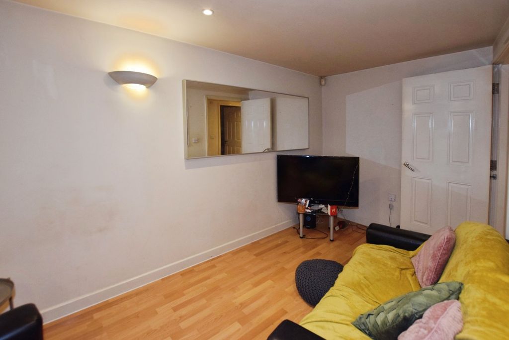 Property photo 1 of 12 Picture No. 17