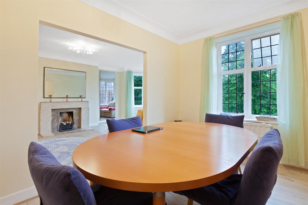 Property photo 3 of 16 Worcester House