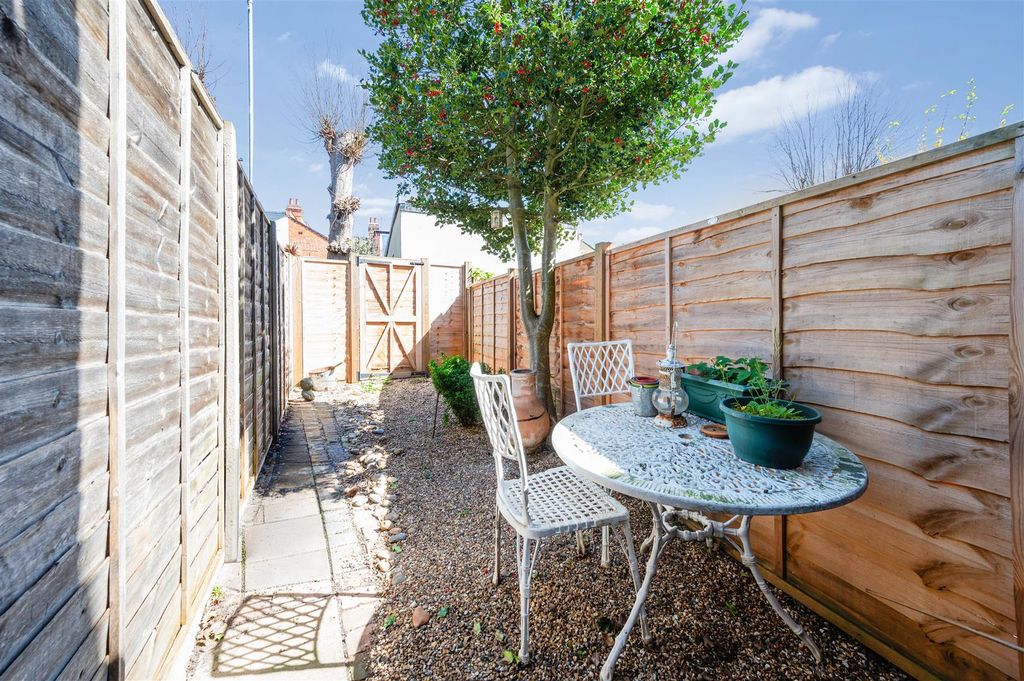 Property photo 2 of 8 Garden