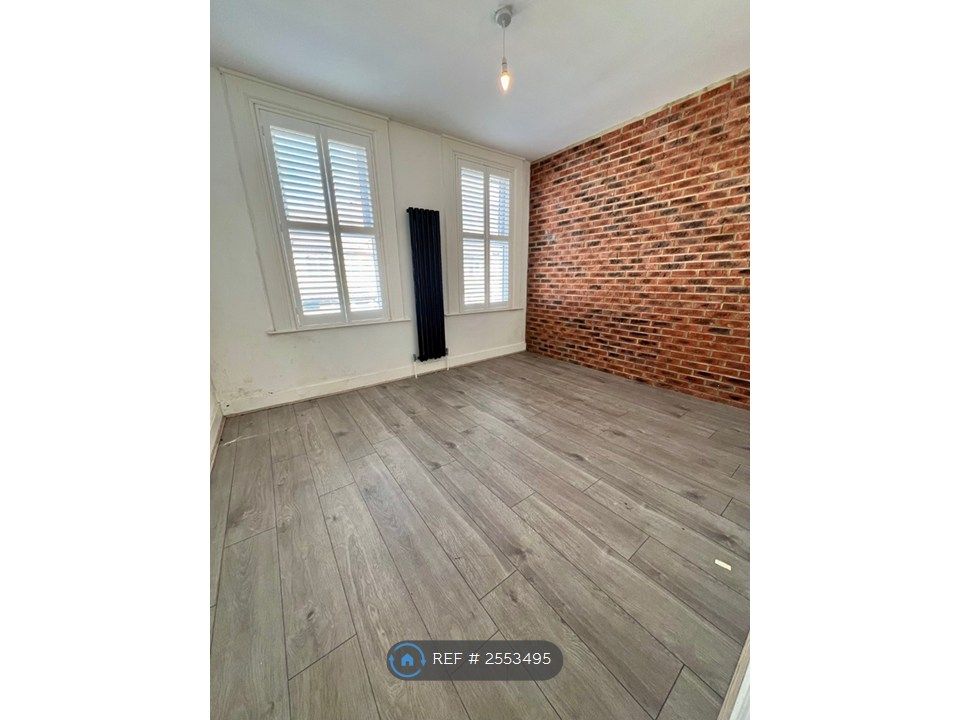 Property photo 2 of 10 Bed 1