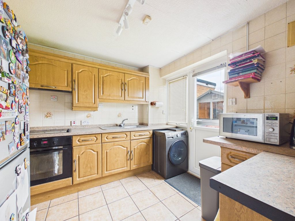 Property photo 3 of 9 Kitchen