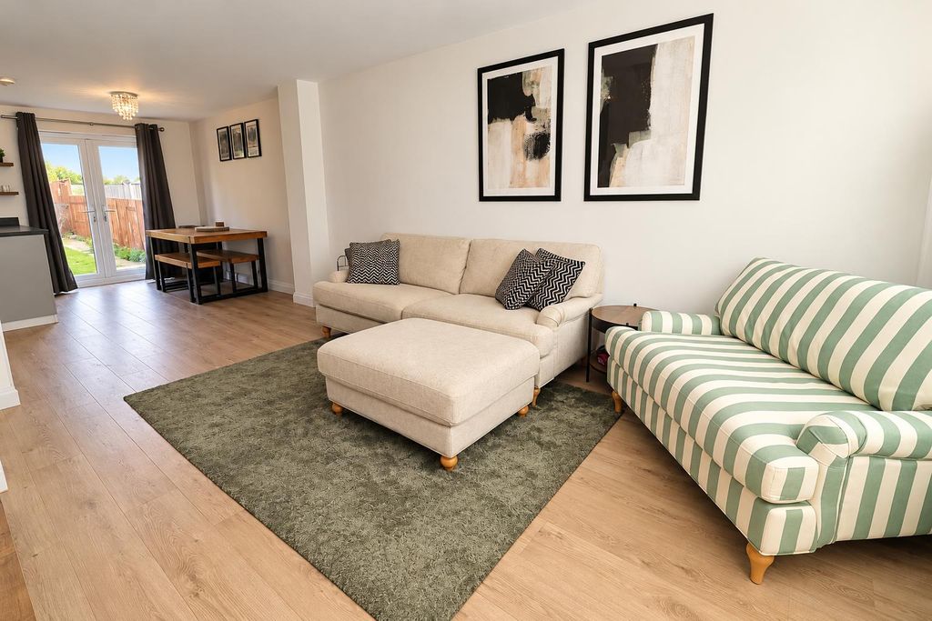 Property photo 2 of 13 Lounge