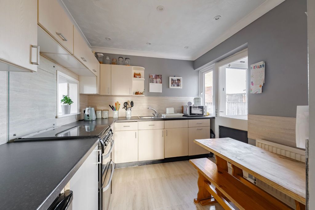 Property photo 3 of 20