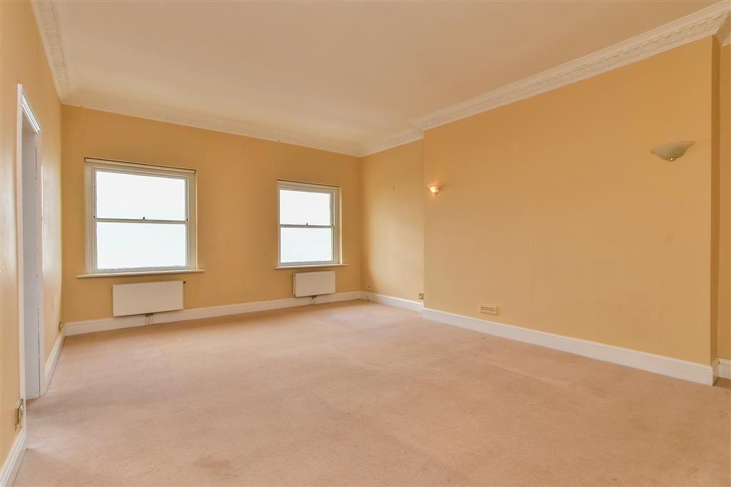 Property photo 2 of 9 Lounge