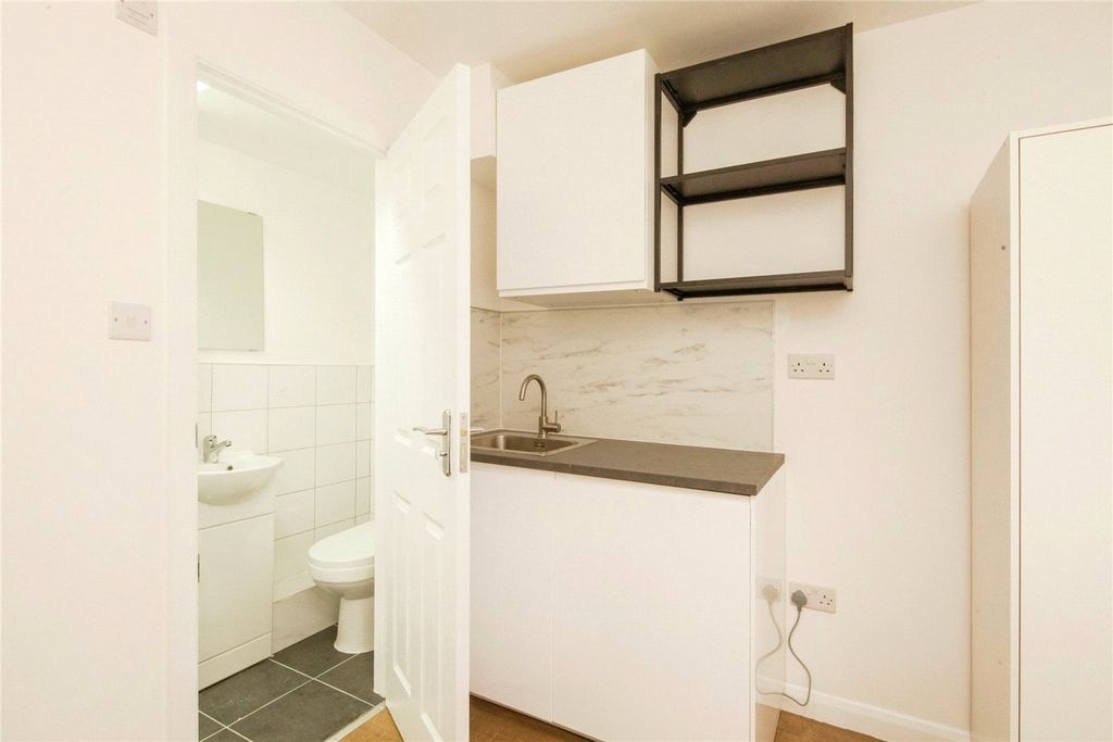 Property photo 3 of 6 Studio