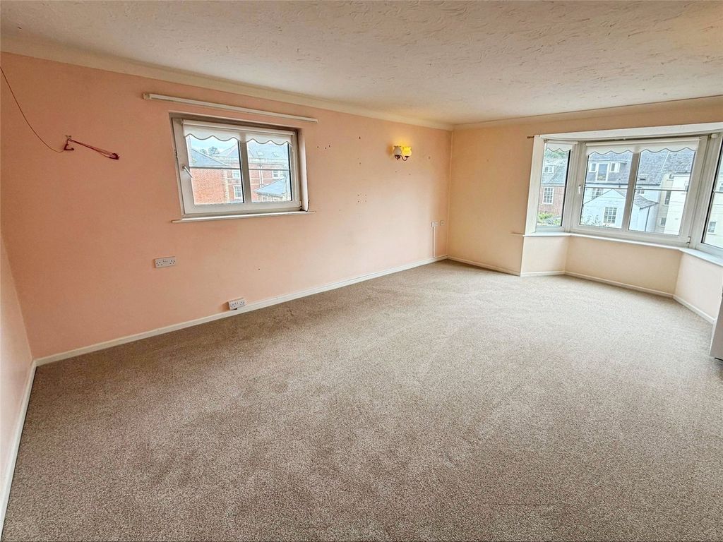 Property photo 2 of 11 Lounge