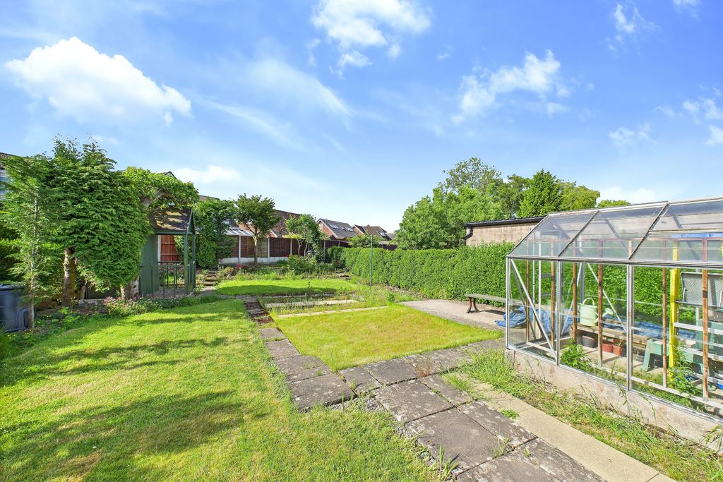 Property photo 2 of 12 Garden