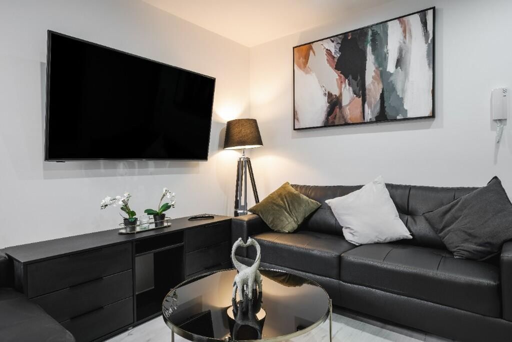 Property photo 3 of 15 A Stylish Living Room Featuring A Contemporary Des...