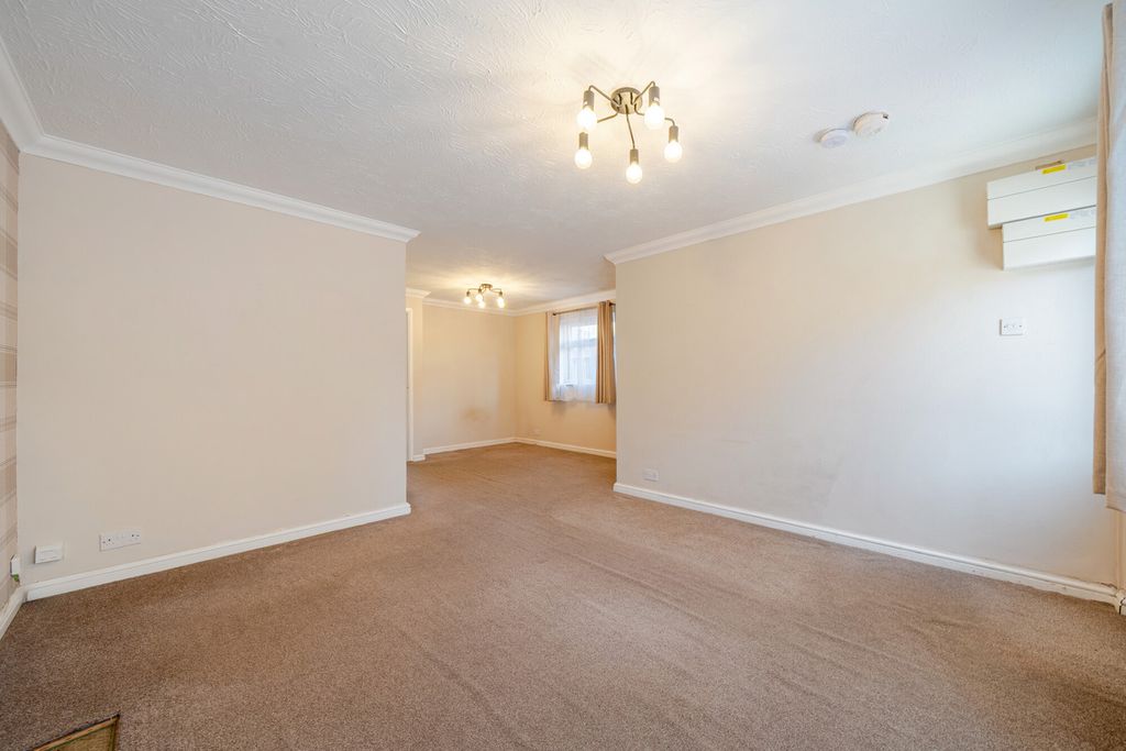Property photo 2 of 18 1493835-1-6A68730...
