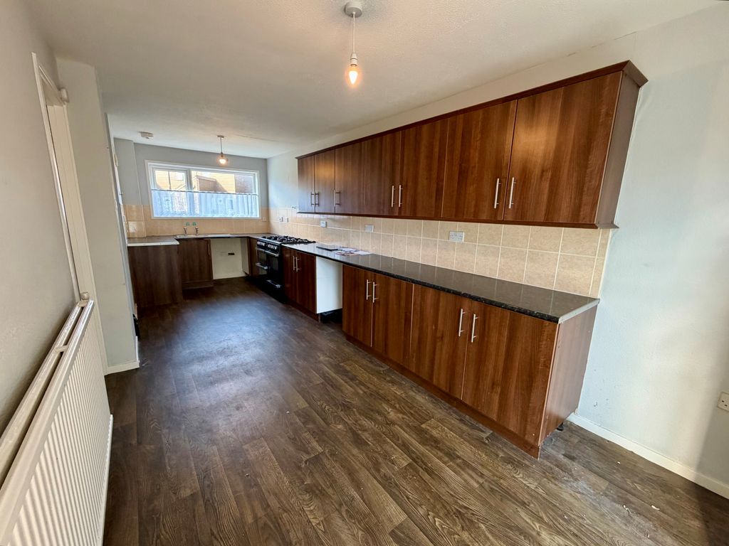 Property photo 3 of 12 Kitchen