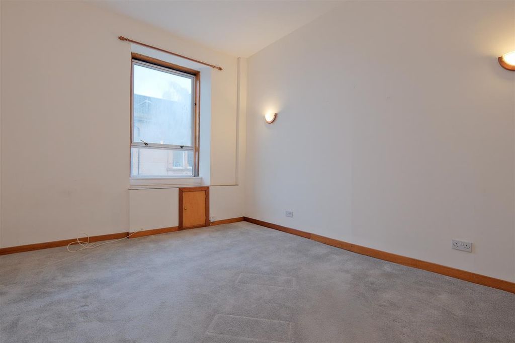 Property photo 2 of 19 Lounge