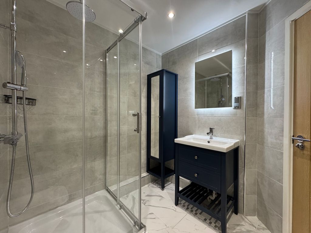 Property photo 2 of 17 Bathroom
