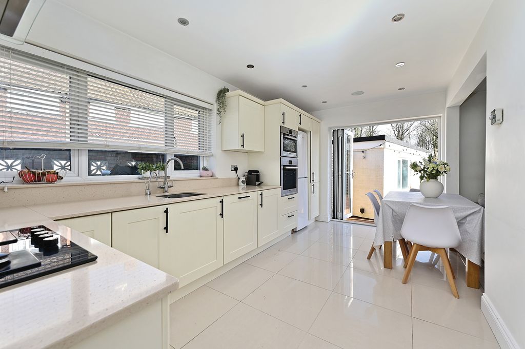 Property photo 3 of 12 94-Oakfield-Rd (10)