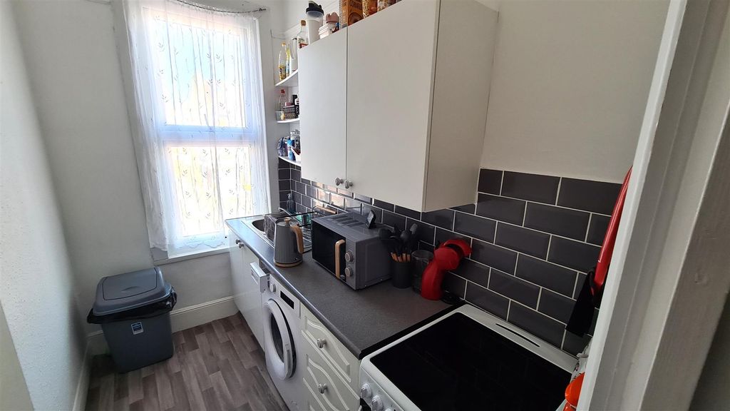 Property photo 3 of 14 Kit