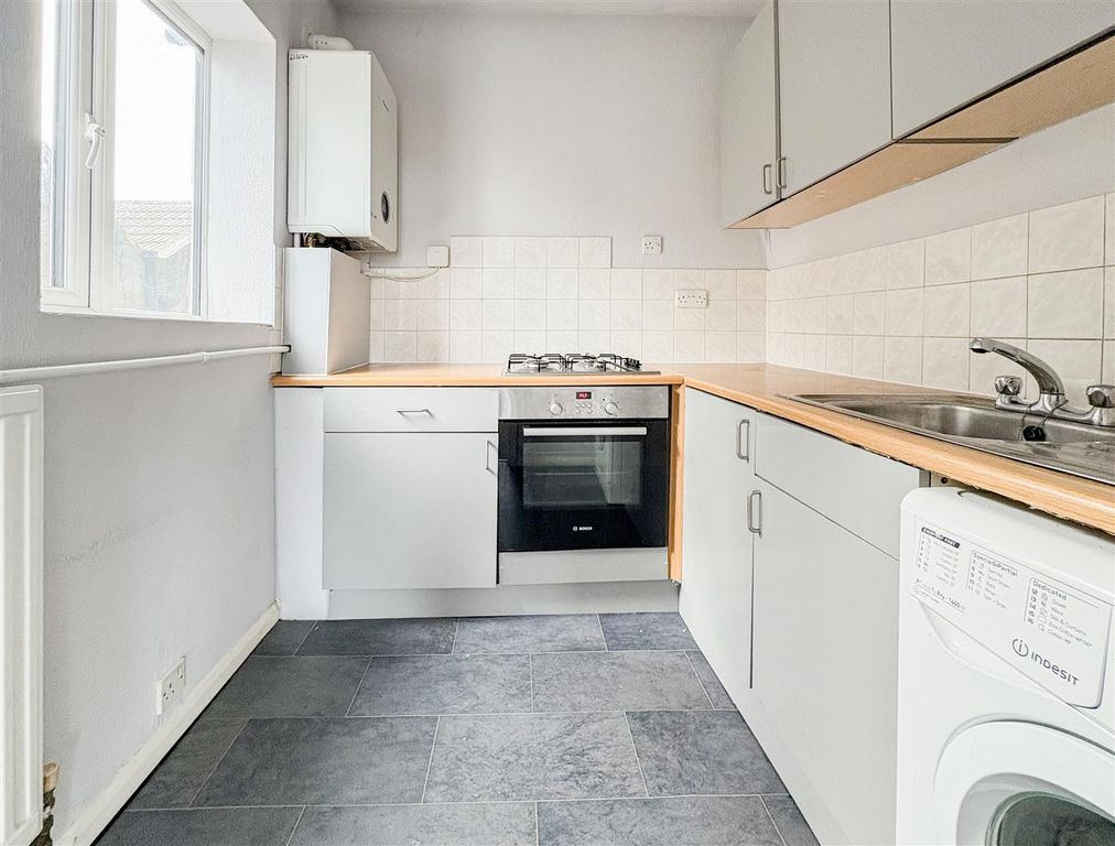 Property photo 3 of 17 Kitchen