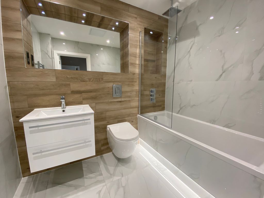 Property photo 3 of 4 Bathroom 122 Tech