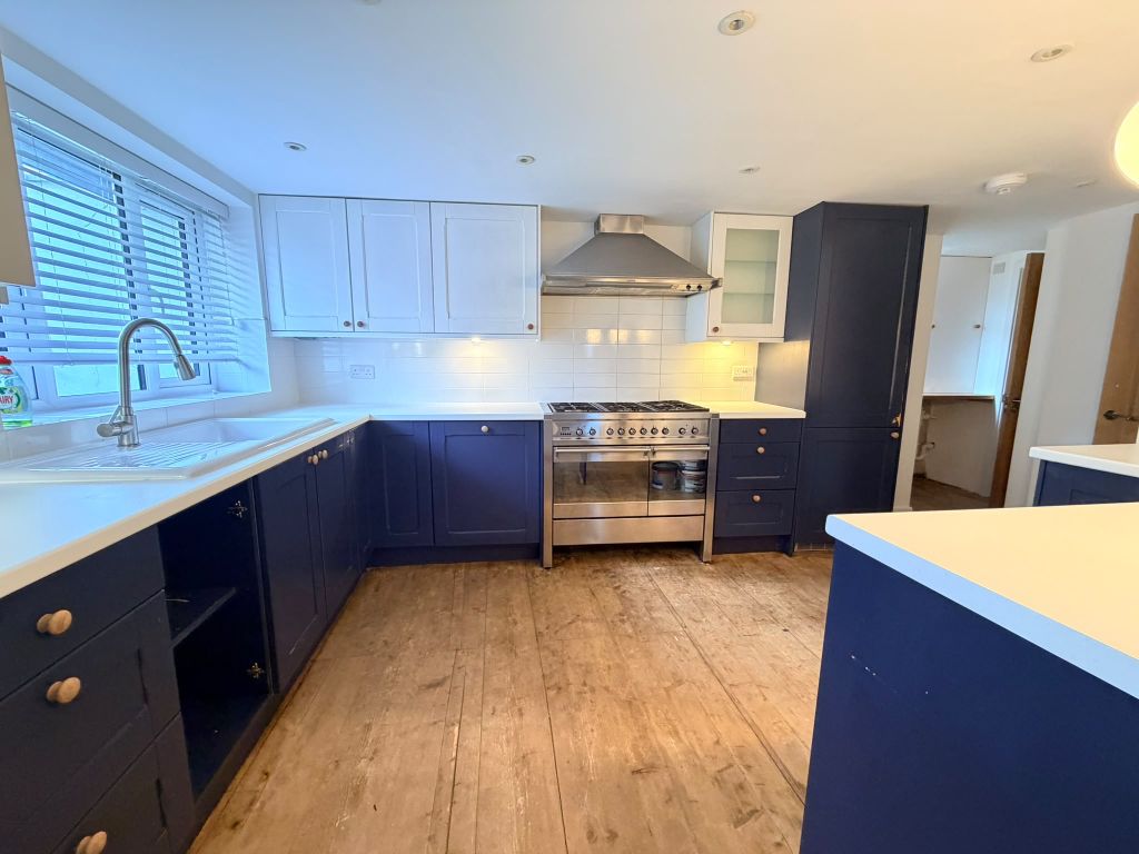 Property photo 3 of 11 Kitchen