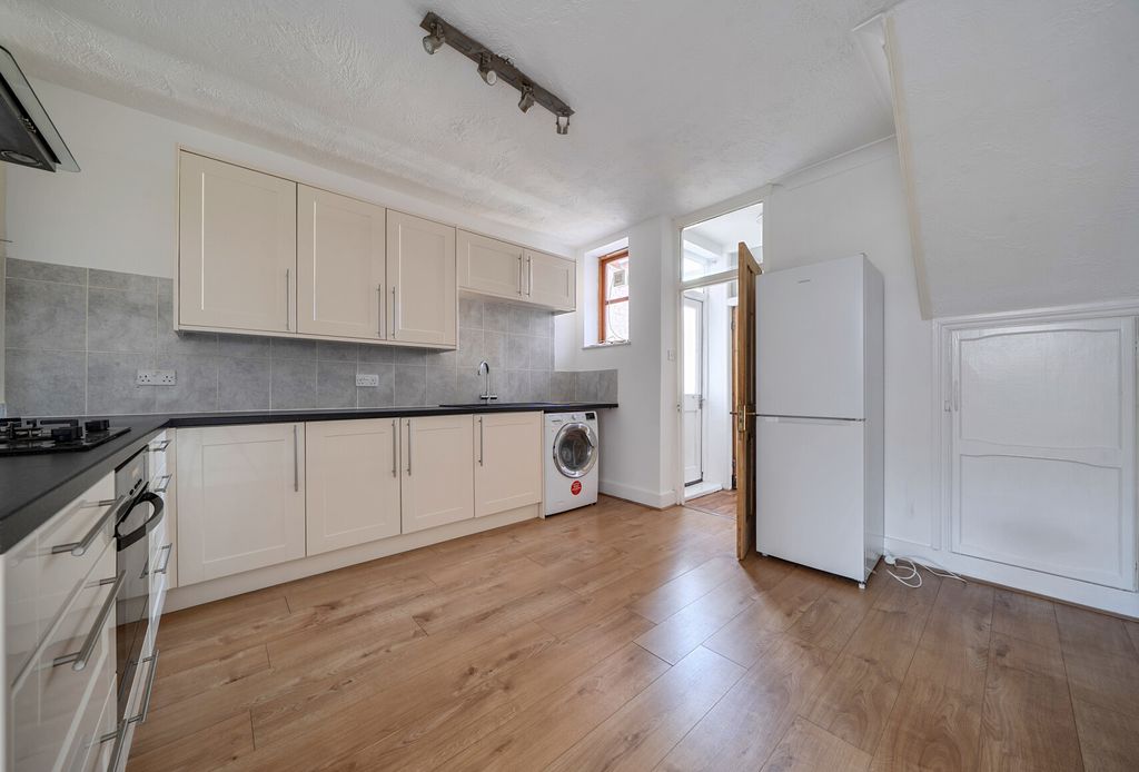 Property photo 2 of 12 1457914-11-6A1721...