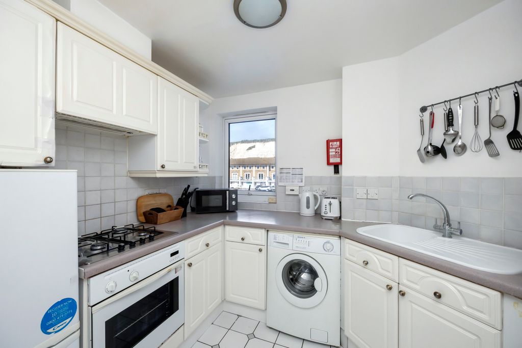 Property photo 3 of 14 Hamilton Court-019