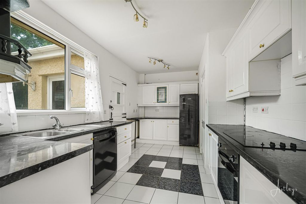 Property photo 3 of 29 Kitchen