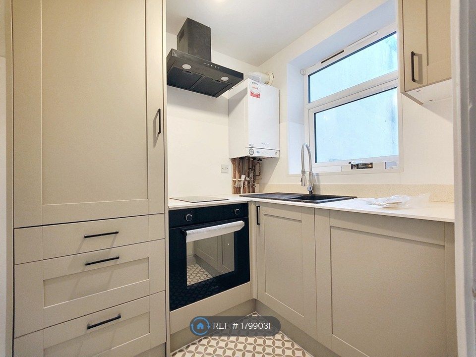 Property photo 3 of 7 Newly Refurbished Kitchen