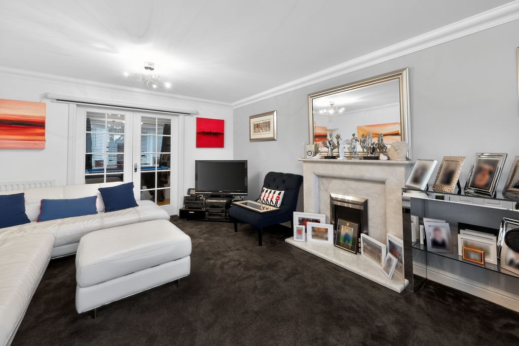 Property photo 2 of 21 Living Room